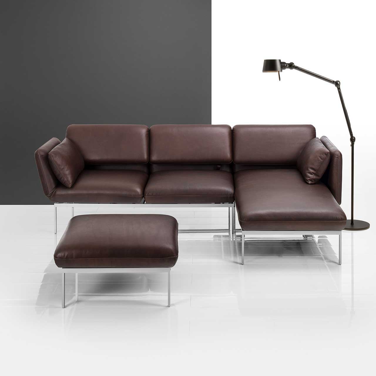 Garnitur brühl roro small classic 74206 + 74277 Eckgarnitur der Serie roro small classic mit Longchair rechts und Anstellsofa links in braunem Leder.