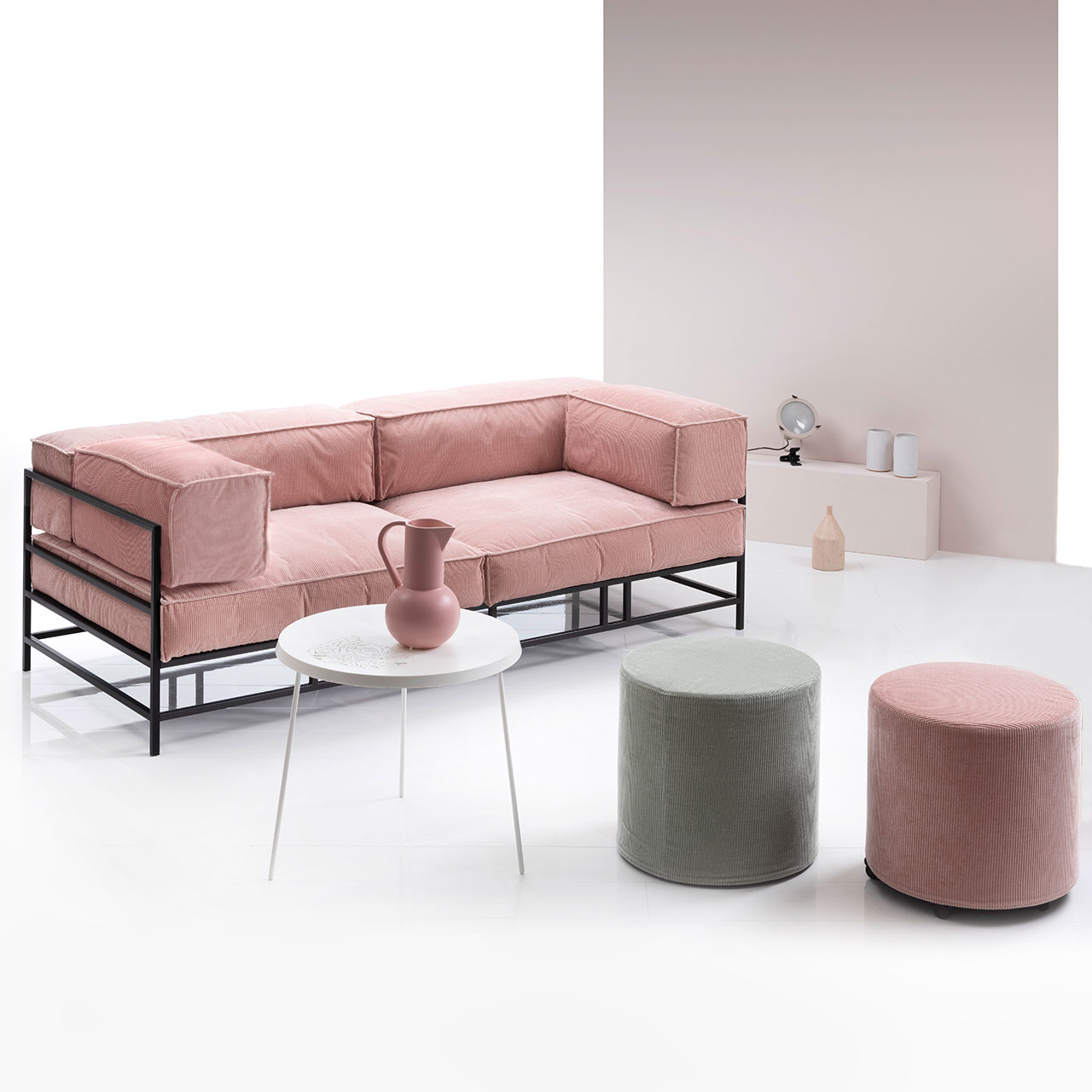 brühl easy pieces Sofa Braunes Sofa mit rosa Lederpolstern und schwarzem Untergestell.