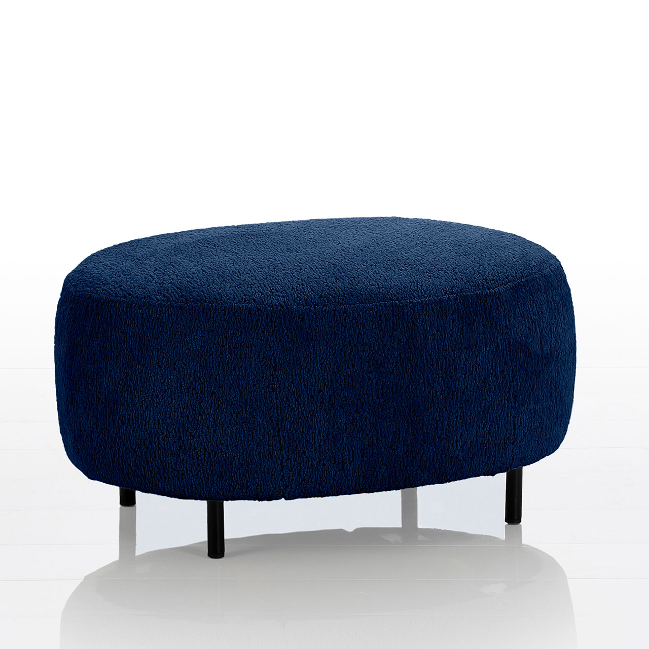 Ovaler Hocker mit schwarzen Metallfüßen. Die Sitzfläche ist in einem tief dunkelblauen Stoff gearbeitet.