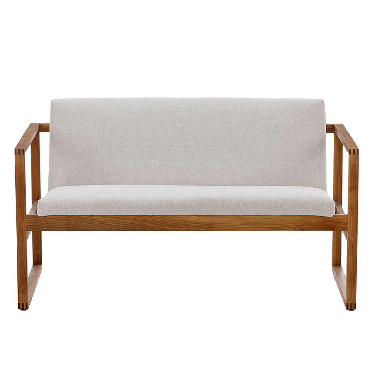 brühl grace wood 68109 Eine Sitzbank mit Rückenlehne. Das Untergestell ist aus warmem Holz gefertigt. Sitz- und Rückenfläche sind mit einem naturweißen Stoff bezogen.
