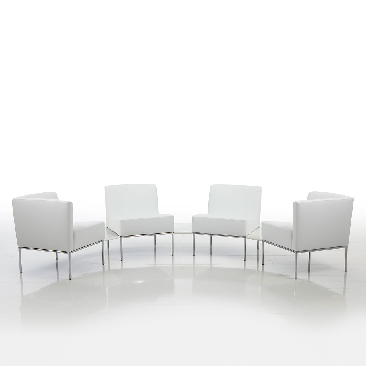 Halbrunde Sitzgruppe von brühl add1 bestehend aus vier Sesseln in weißem Stoff. Die Sessel sind durch trapezförmige Tablars miteinander verbunden.