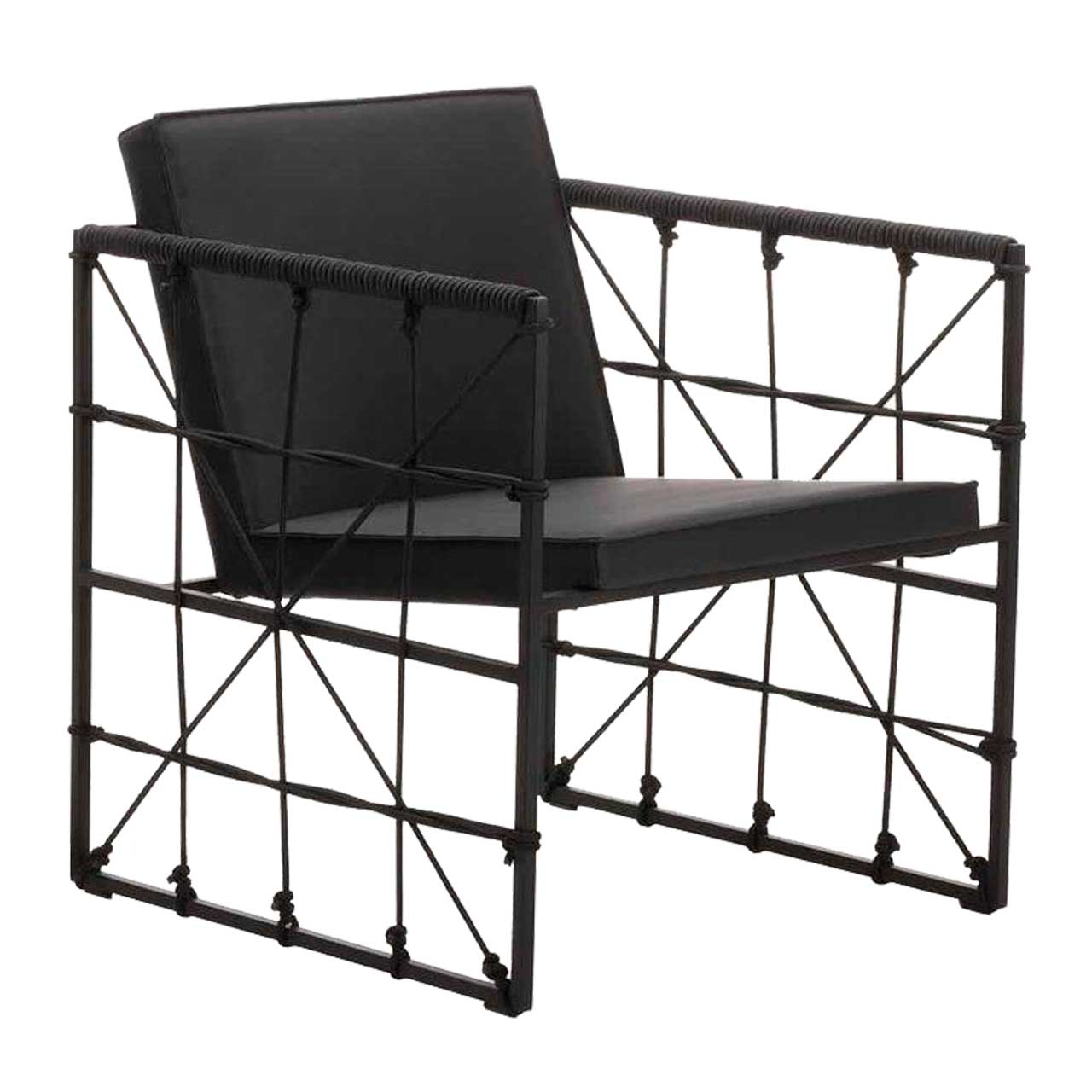 brühl grace metal 68023 Filigraner Sessel mit schwarzem Untergestell und mit schwarzem Leder bezogen. Die Seiten sind mit schwarzem Bungeeseilen bespannt.