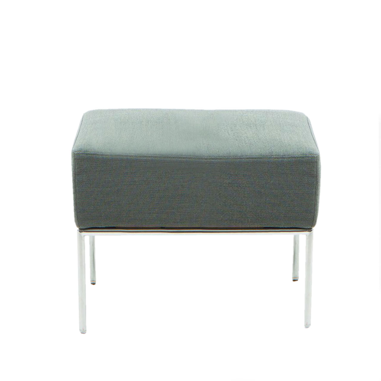 brühl add1 Hocker Quadratischer Hocker in moosgrauem Stoff. Die Beine sind chrom glänzend.