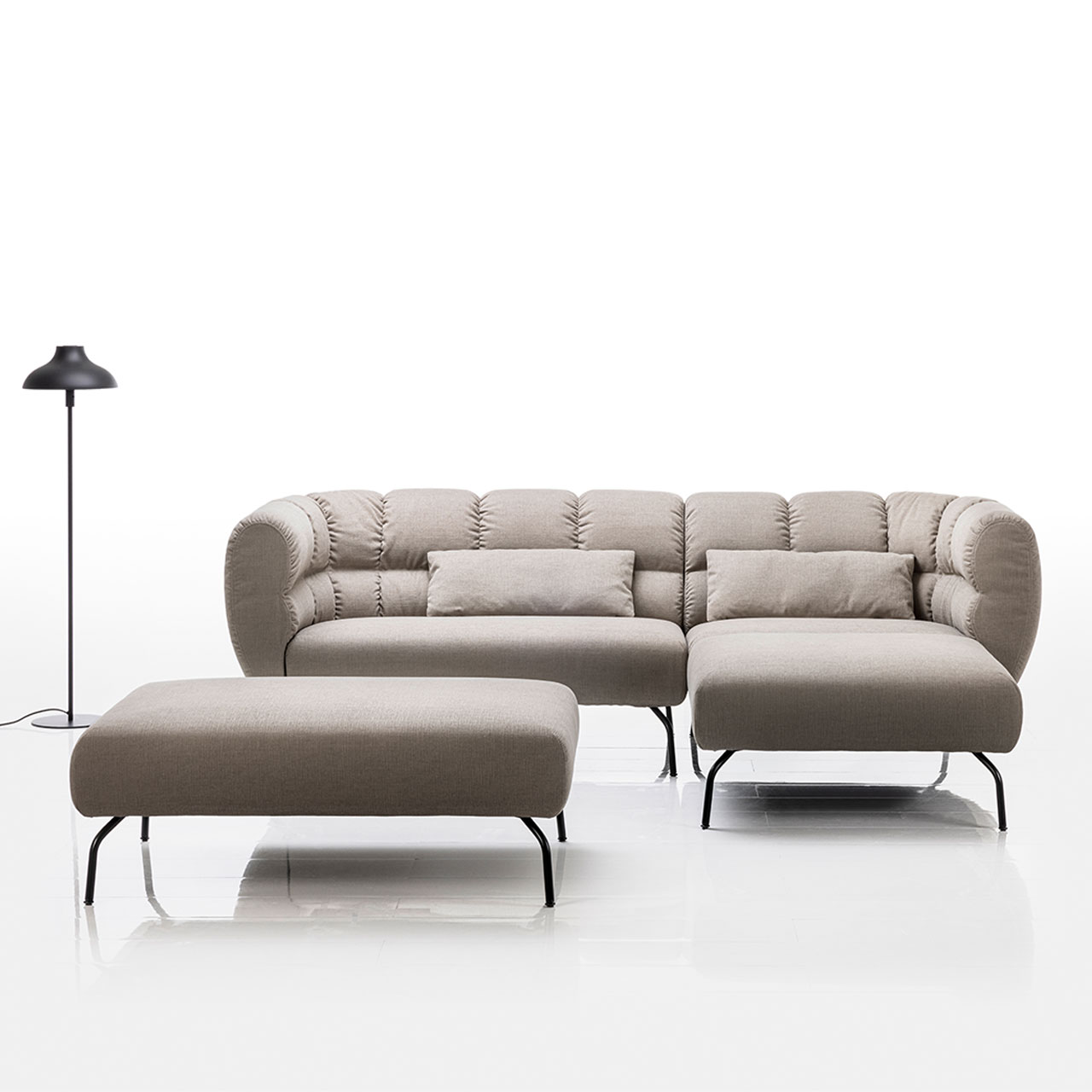 brühl magnolia - Garnitur 73018 + 73031 und Bank 73064 Ambientebild: Eckgarnitur von brühl magnolia mit Longchair rechts in grauem Leder mit schwarzen Füßen. Links vor der Garnitur steht eine Bank.