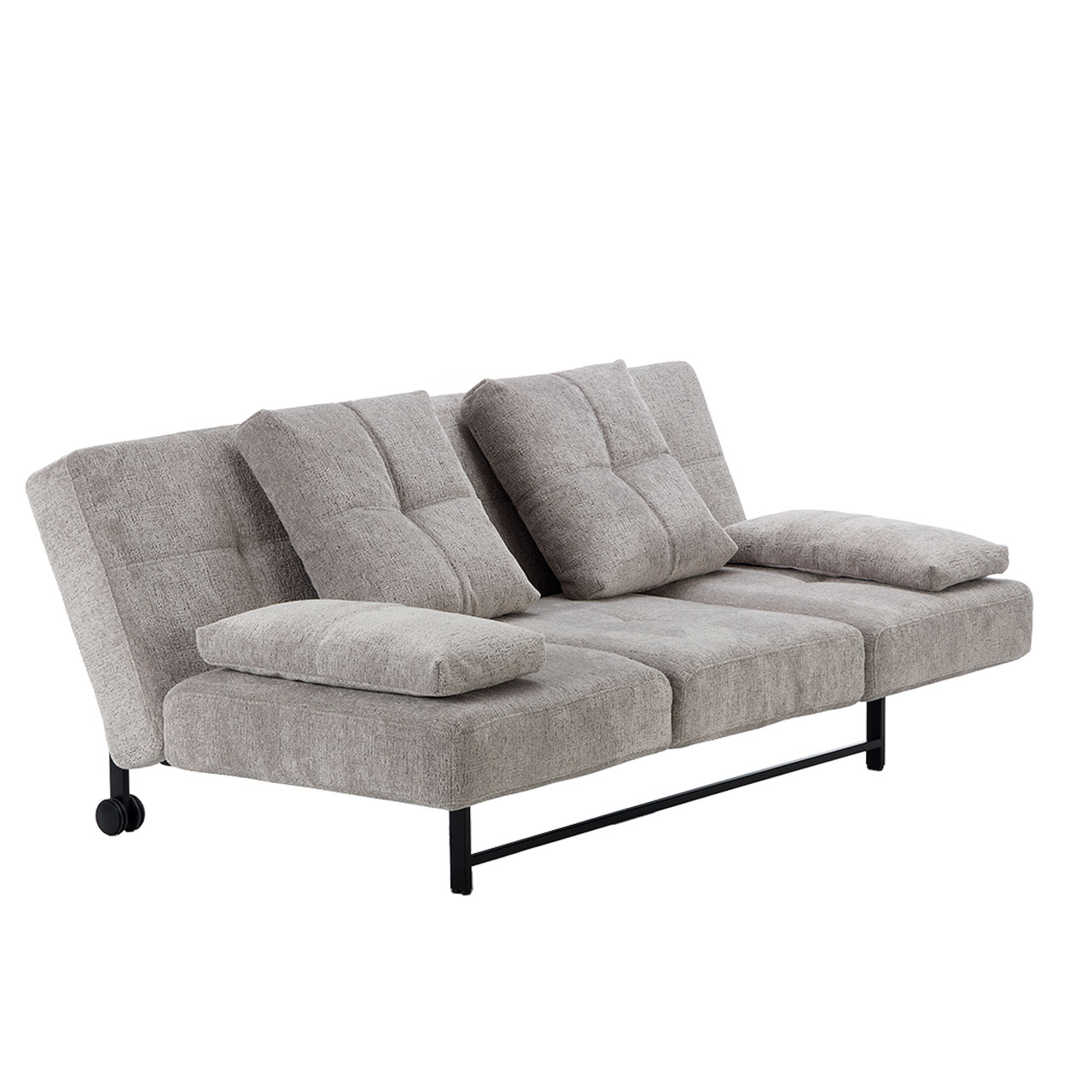 brühl crossover 74415 Schräge Sicht auf ein Sofa in einem hellen Karamellton. Das Sofa hat ein chromfarbenes Untergestell mit Rollen hinten. Auf dem Sofa stehen zwei quadratische Kissen. Seitlich liegen zwei schmale rechteckige Kissen als Armlehnen.