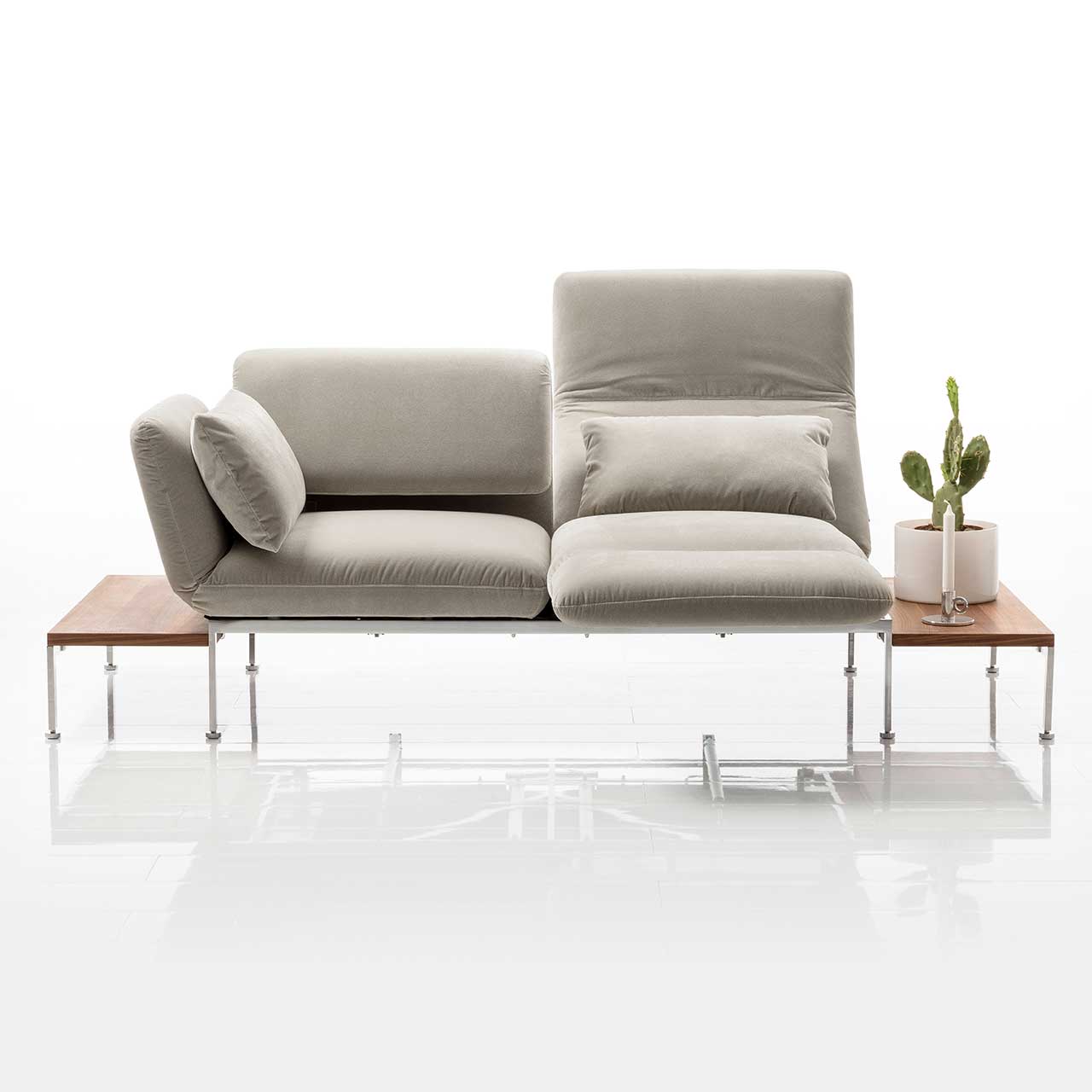 Sofa brühl roro medium classic 74105 Zweisitziges Sofa der Serie roro medium classic in taupe mit Andocktischen rechts und links.