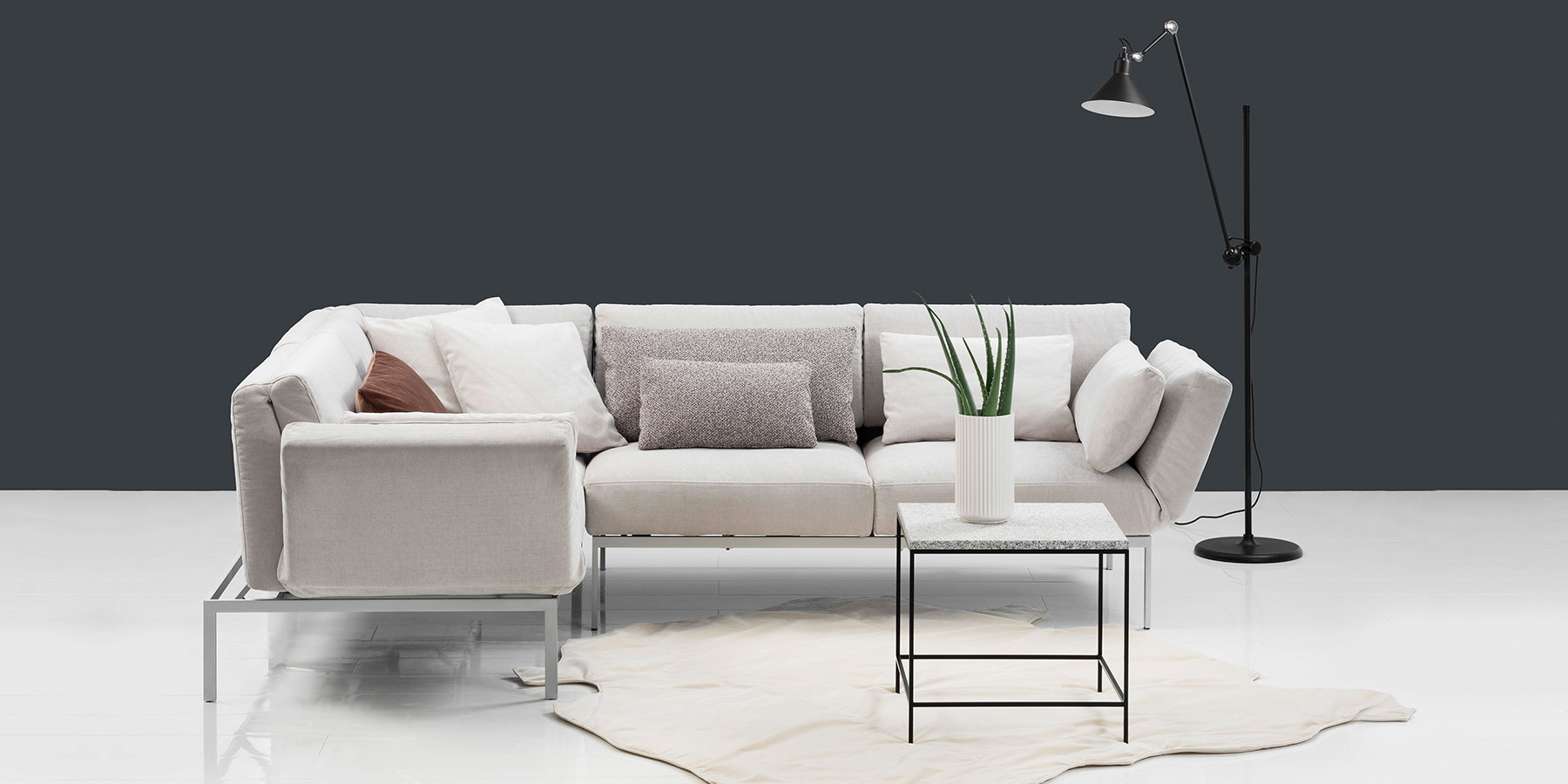 Multifunktionssofa brühl roro Eine Eckgarnitur in hellem grau aus einem Eckanbausofa und einem Anstellsofa.