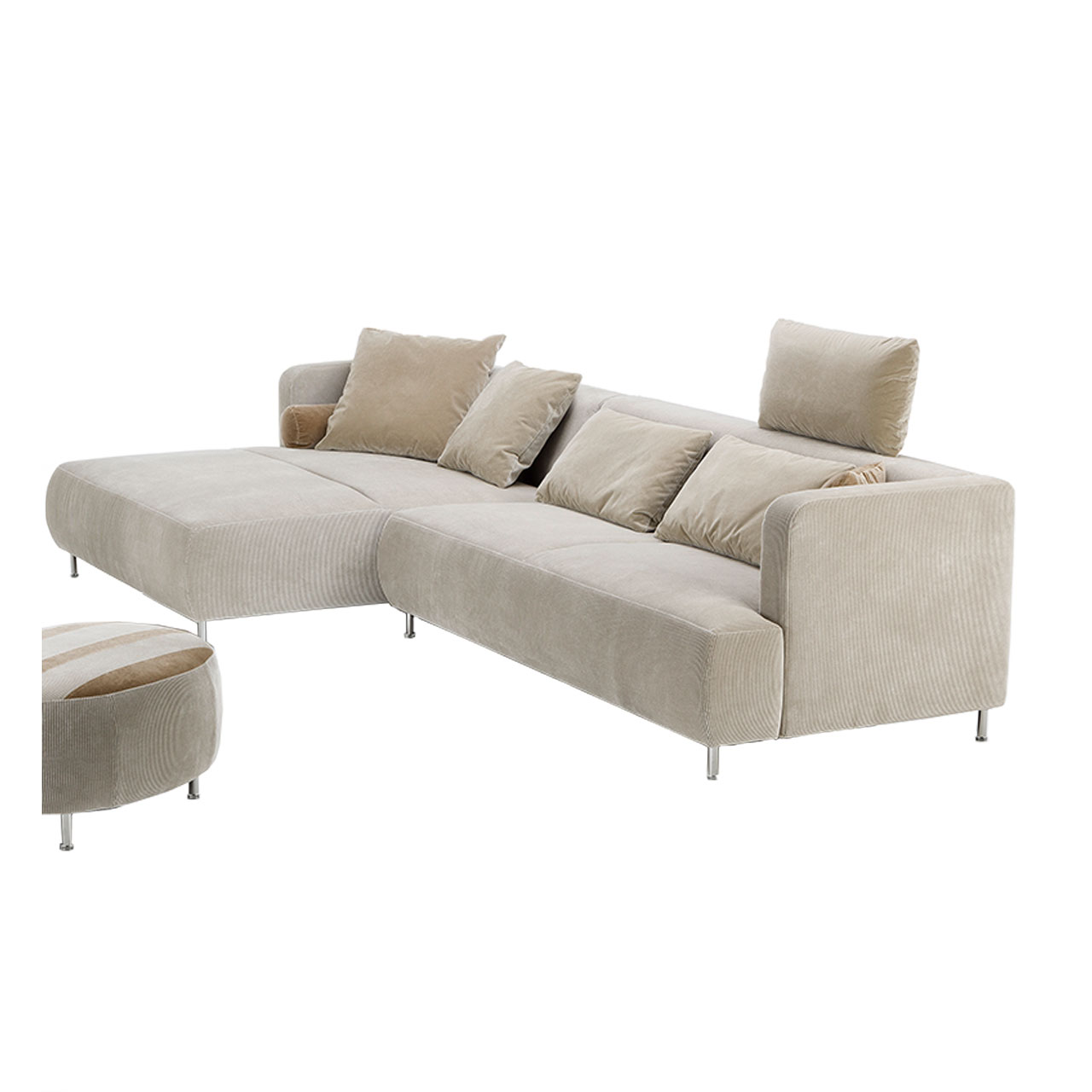 brühl aoyama 75038 + 75025 Garnitur bestehend aus einem Anstellsofa und einem breiten Longchair. Am Anstellsofa wurde eine Kopfstütze angebracht. Die Kombination ist in einem beigen Stoff bezogen.