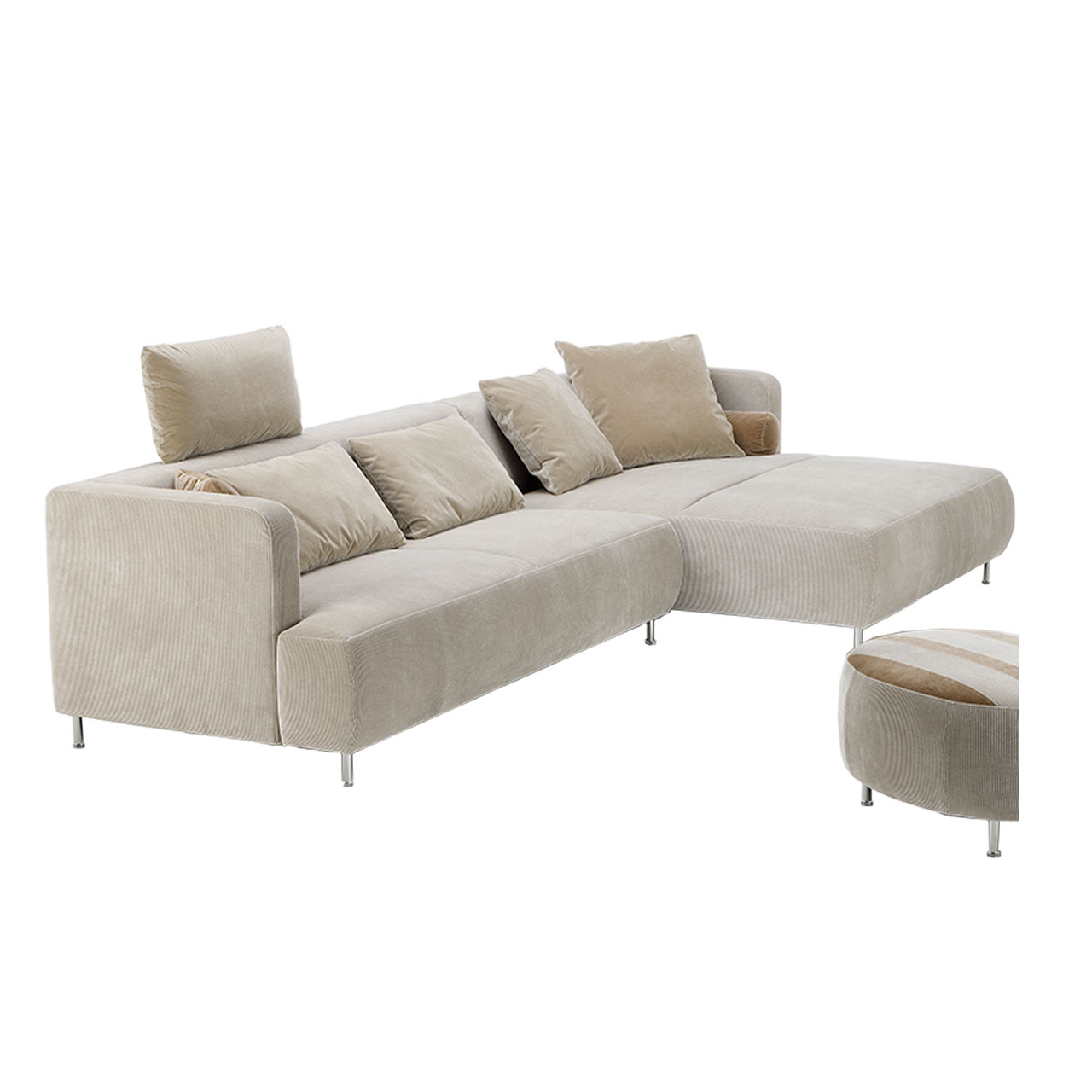 brühl aoyama 75024 + 75039 Garnitur bestehend aus einem Anstellsofa und einem breiten Longchair. Am Anstellsofa wurde eine Kopfstütze angebracht. Die Kombination ist in einem beigen Stoff bezogen.