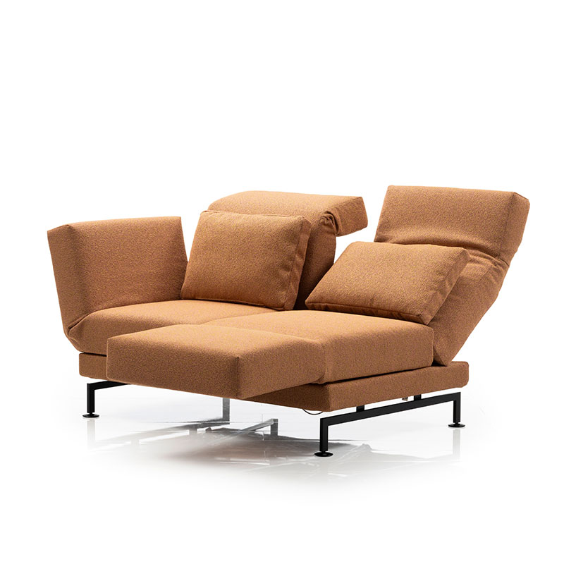 Link: brühl moule small Sofa in hellbraunem Stoff. Der rechte Sitzplatz ist zur Relaxposition umgeschwenkt.