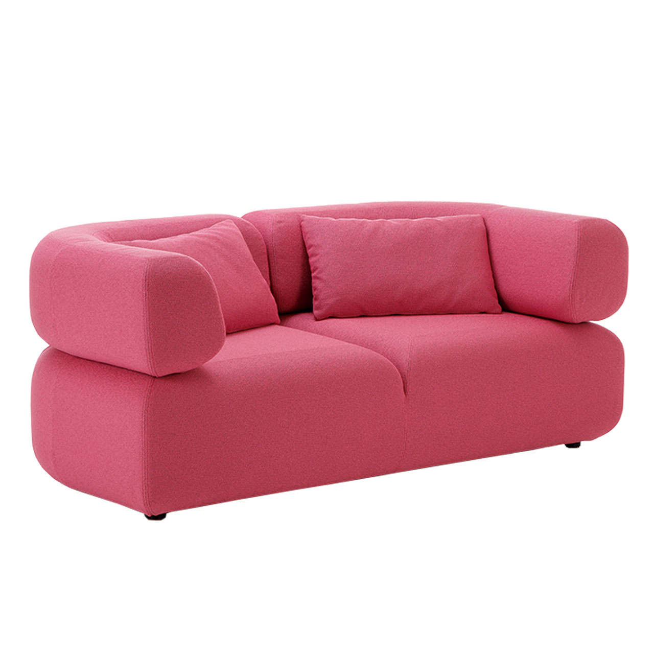 Sofa all together 73605 Ein rotes Sofa mit zwei Sitzplätzen und langer, umschließender Armlehne. Auf dem Sofa sind zwei rechteckige Kissen drapiert.