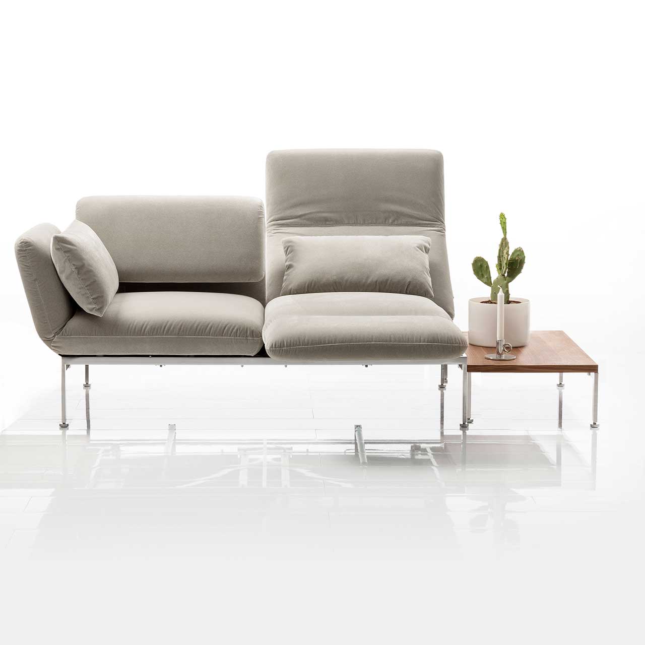 Zusatztisch brühl roro medium spring 73984 Nussbaum Sofa der Serie roro medium spring mit Zusatztisch rechts in Nussbaum.