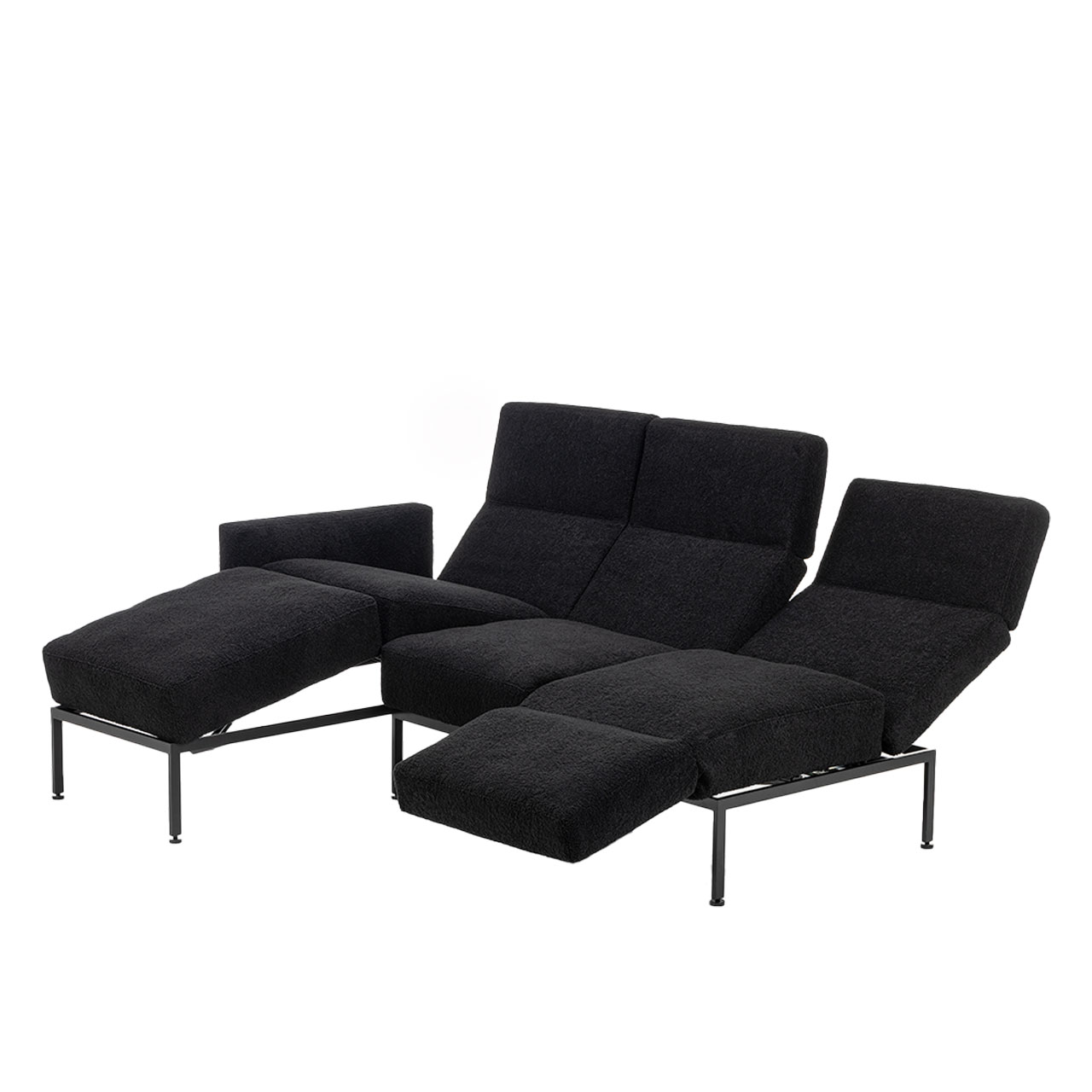 Eckgarnitur der Serie roro medium soft mit Relaxliege rechts und Anstellsofa links in schwarzem Stoff.
