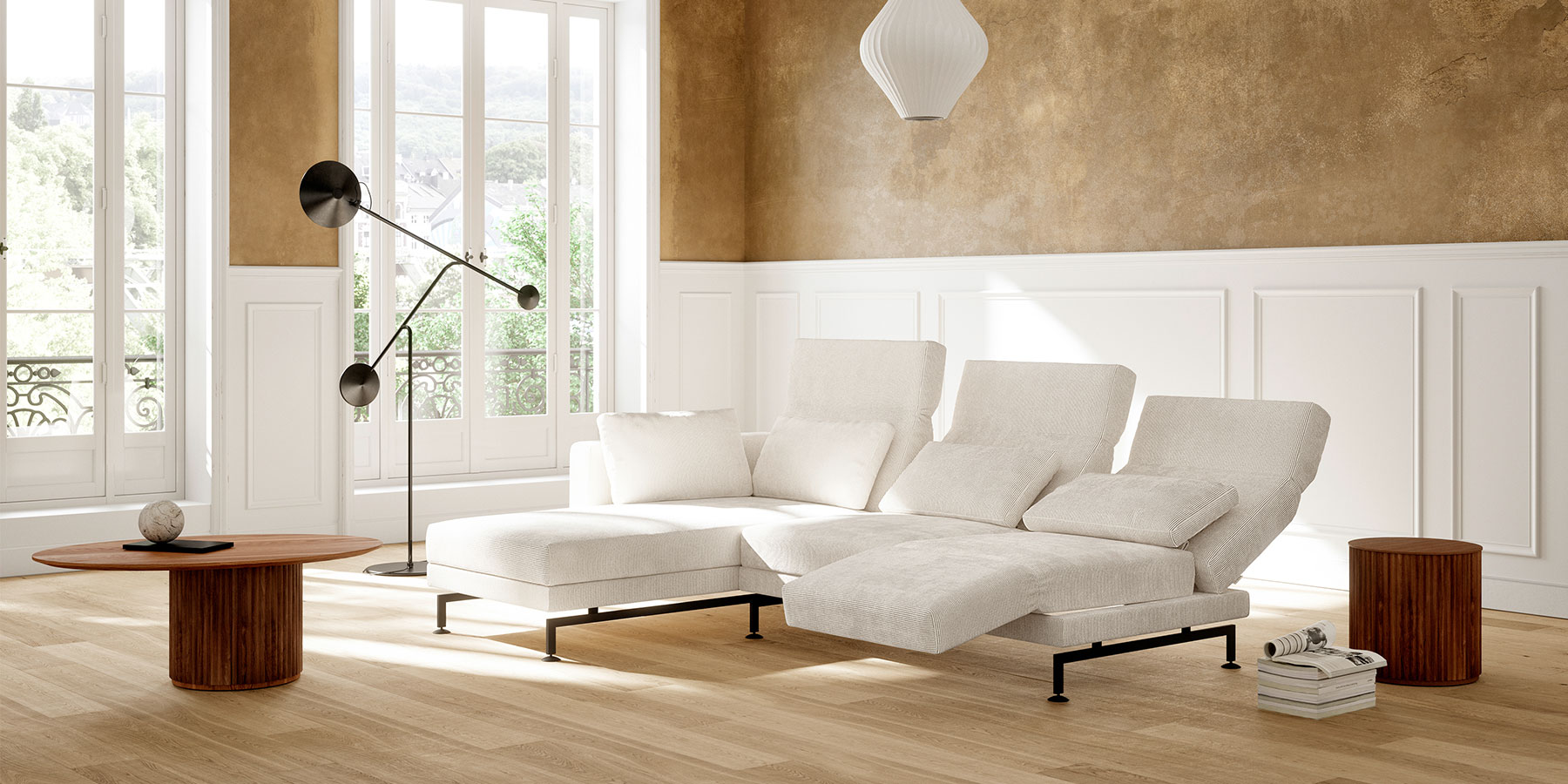 Polstermöbel brühl moule Polstergarnitur bestehend aus einer Liege und einem Anstellsofa. Der Bezug ist aus weißem Stoff, die Rückenlehnen sind leicht abgesenkt.