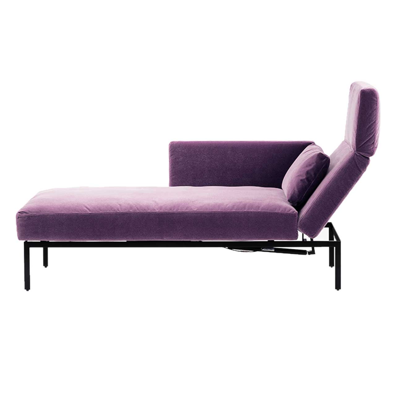 Longchair brühl roro medium spring 73922 Seitenansicht auf Longchair in violettem Stoff mit Armlehne links der Serie roro medium spring.