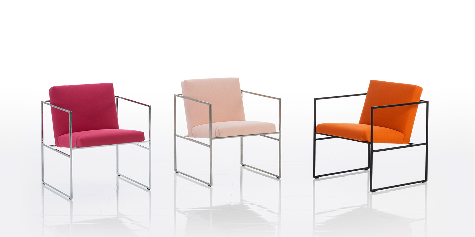 Sessel und Bänke brühl grace metal und grace wood Drei Sessel stehen nebeneinander. Sitzfläche und Rückenlehne liegen auf einem filigranen Metallgestell.