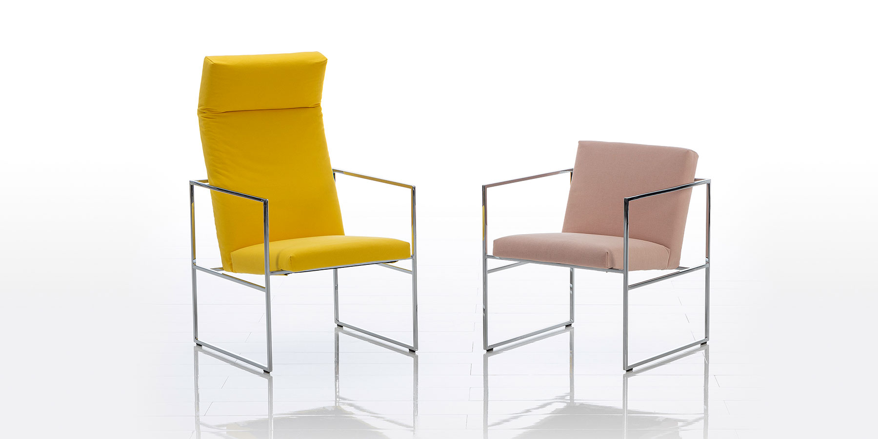 Sessel und Bänke von brühl grace metal Ein Hochlehnsessel in gelbem Stoff und ein Sessel mit niedriger Rückenlehne und Stoff in rosé. Das Gestell beider Sessel ist aus filigranem Edelstahl.