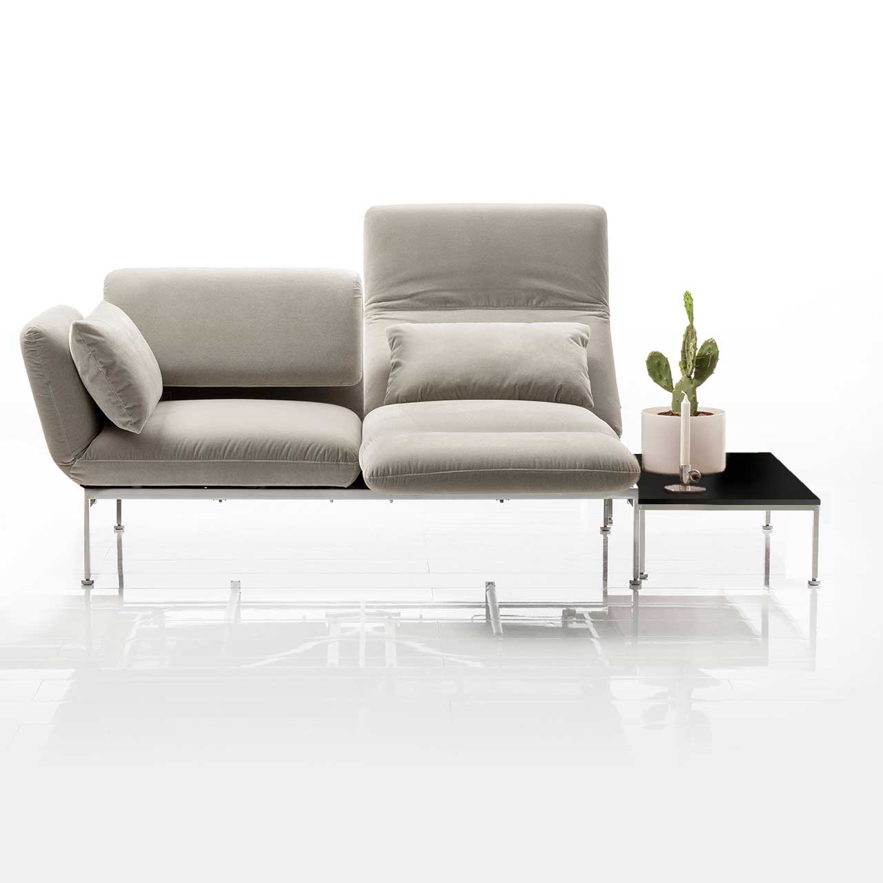 Zusatztisch brühl roro medium spring 73984 Eiche schwarz Sofa der Serie roro medium spring mit Zusatztisch rechts in Eiche schwarz.
