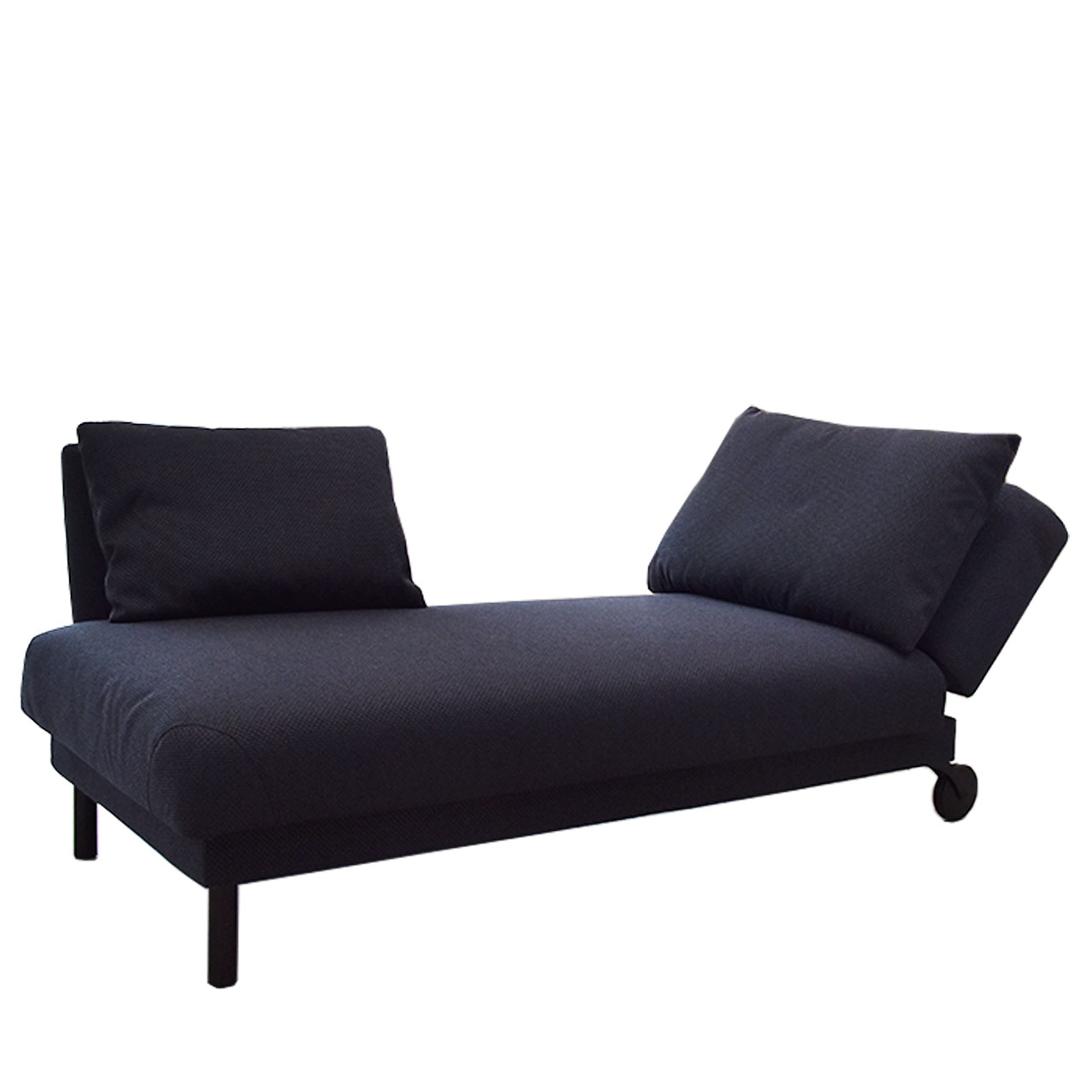 brühl tam – Recamiere 55340 Blaue Recamiere mit schwarzen Füßen. Rückenlehne rechts.