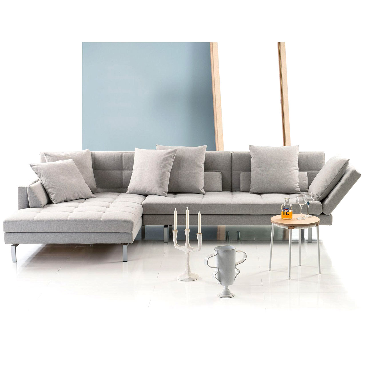 brühl amber Garnitur Ambientebild: Graue Eckgarnitur mit schmaler hohen Armlehne rechts und breitem Longchair links.