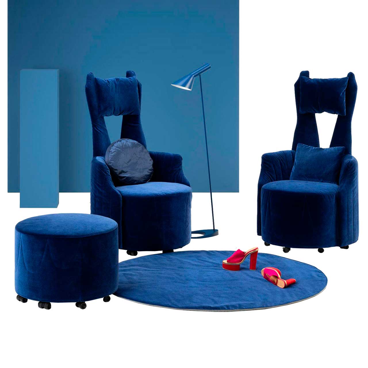 brühl Bodenkissen 10503 Ambientebild: Zwei dunkelblaue Highbackchairs mit zweigeteilter Rückenlehne stehen um einen runden, dunkelblauen Teppich. Vorne rechts steht ein passender Hocker.