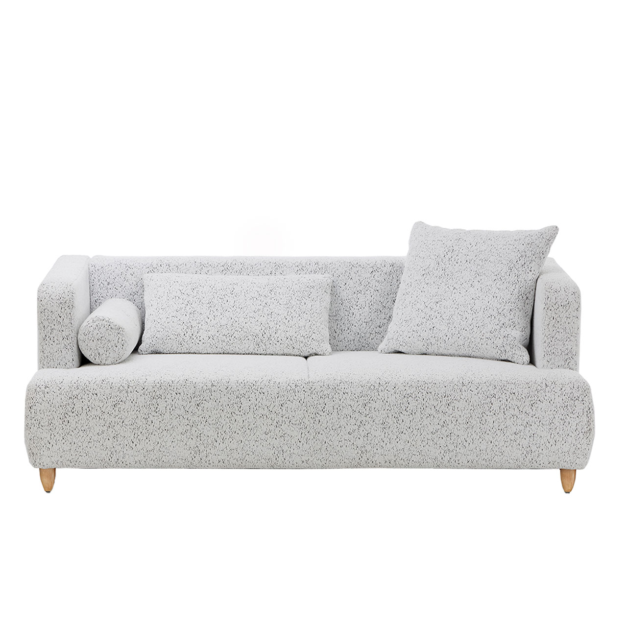 brühl aoyama 75008 Sofa in weißem Stoff. Auf dem Sofa liegen eine Rolle, eine rechtseckiges und ein quadratisches Kissen im gleichen Stoff. Die Füße des Sofas sind konisch geformt und aus Holz.