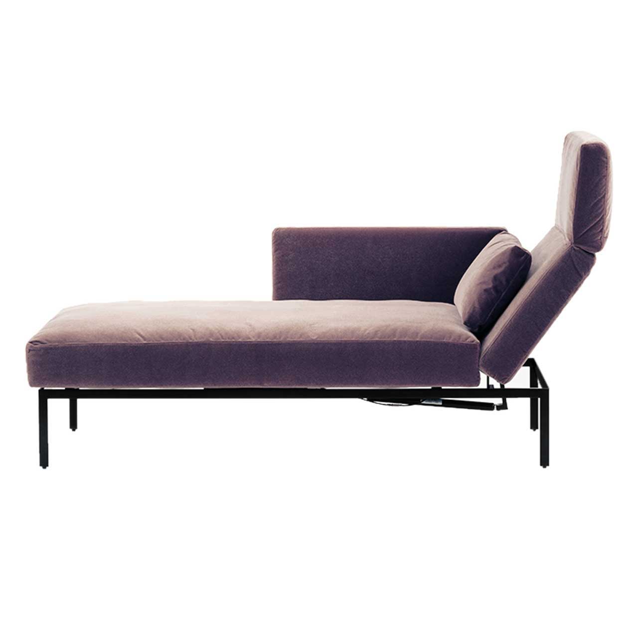 Longchair brühl roro medium classic 74122 Seitenansicht auf Longchair in braunem Stoff mit Armlehne links der Serie roro medium classic.