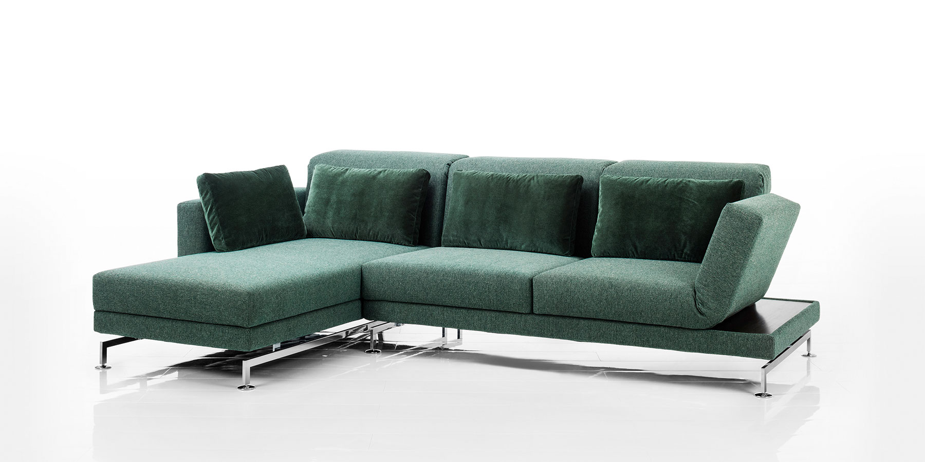 Sofas und Eckgarnituren von brühl moule medium. Eine Eckgarnitur bestehend aus einem Longchair und einem Anstellsofa. Der Stoff ist moosgrün, das Gestell ist Chrom glänzend.