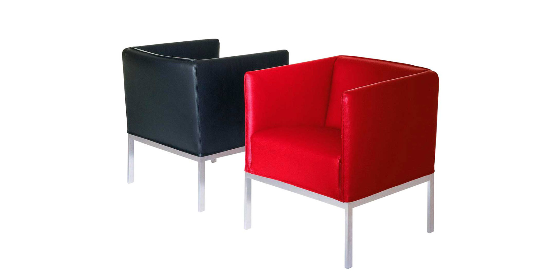 Sessel brühl randolph Zwei Sessel mit Metallgestell in Chrom glänzend. Der vordere Sessel ist in rotem Leder, der schräg dahinter stehende Sessel steht mit dem Rücken zum Betrachter und ist in schwarzem Leder.