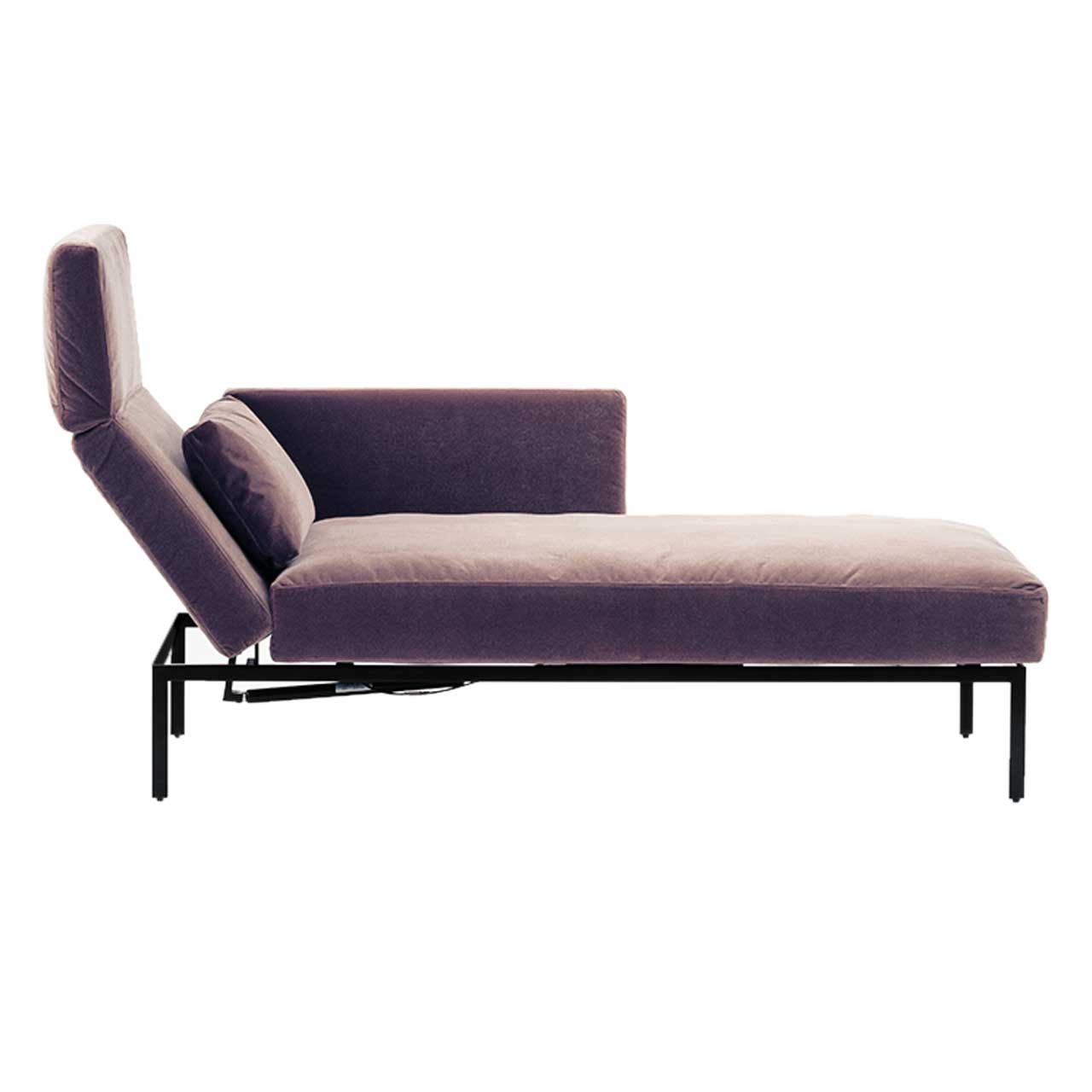 Seitenansicht auf Longchair der Serie roro small spring mit verschiebbarer Armlehne rechts in Stoff.