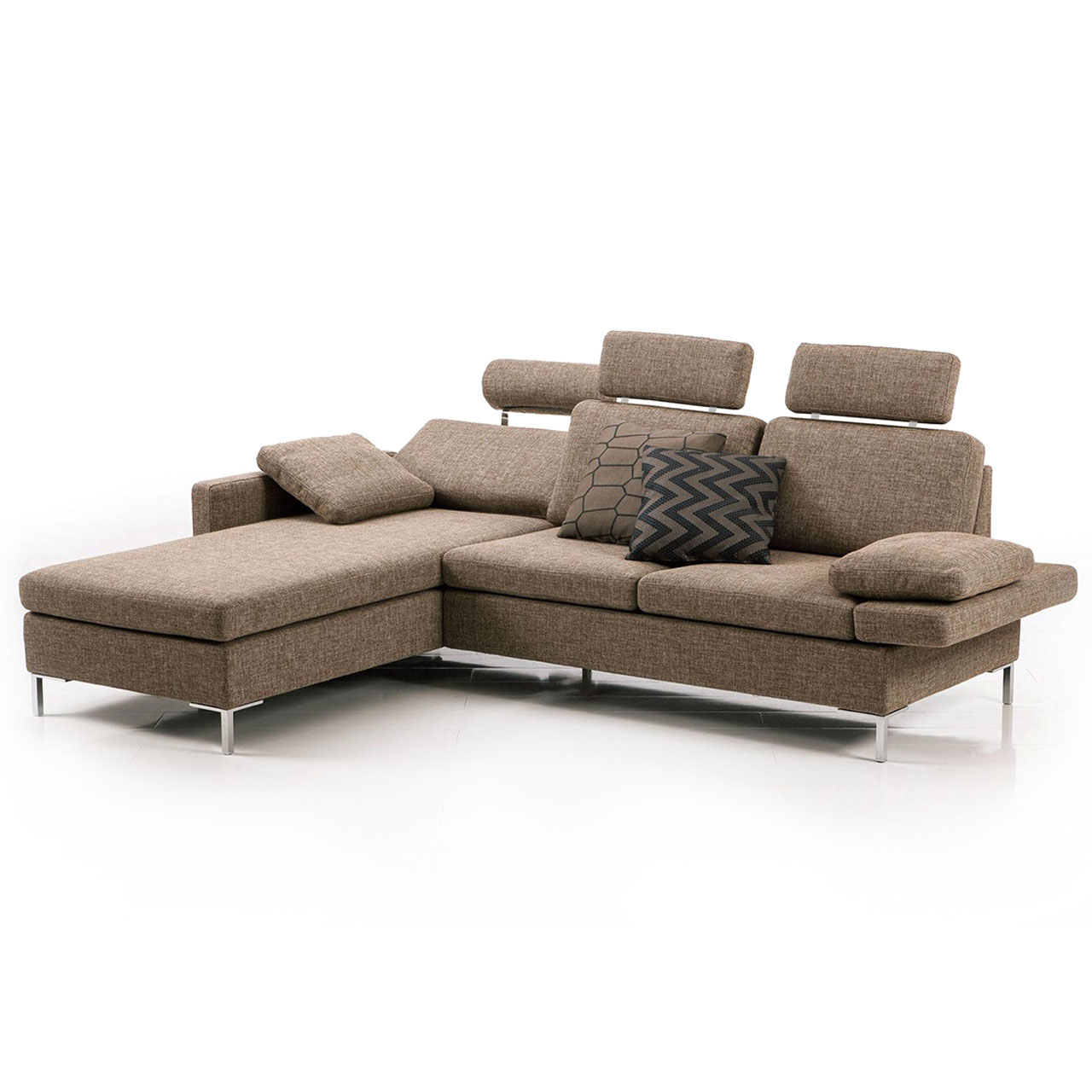 brühl alba - Garnitur 67642 + 67617 Braune Eckgarnitur aus Longchair links und Anstellsofa rechts. An allen Sitzplätzen wurden Kopfstützen angebracht.