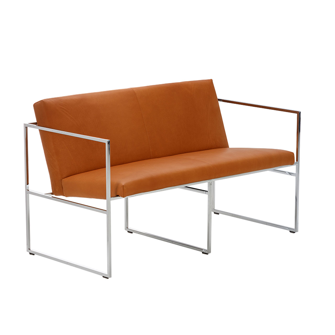 Seitliche Ansicht auf ein graziles Sofa mit einem filigranen Untergestell aus chrom glänzenden Metall. Sitz- und Rückenfläche sind mit rotbraunem Leder bezogen.