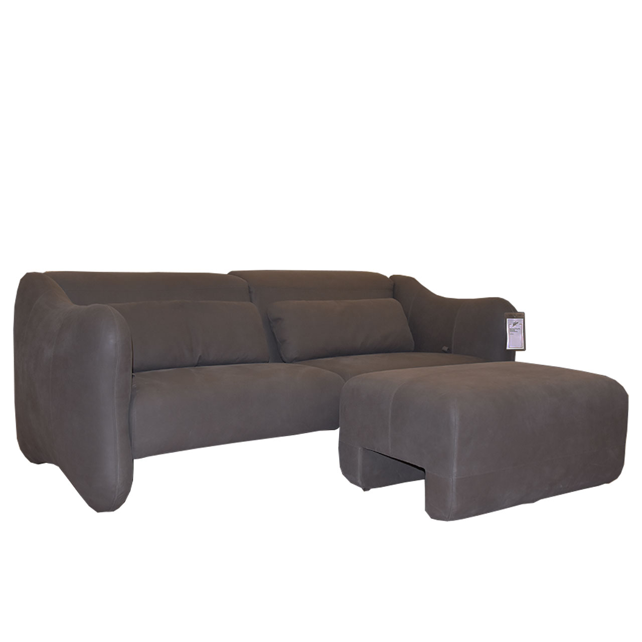 brühl bongo bay - Hochlehnsofa 3-Sitzer 71510 mit Hocker Sofa mit 3 Sitzen und zwei länglichen Rückenkissen in dunkelbraunem Leder. Davor steht ein passender Hocker.