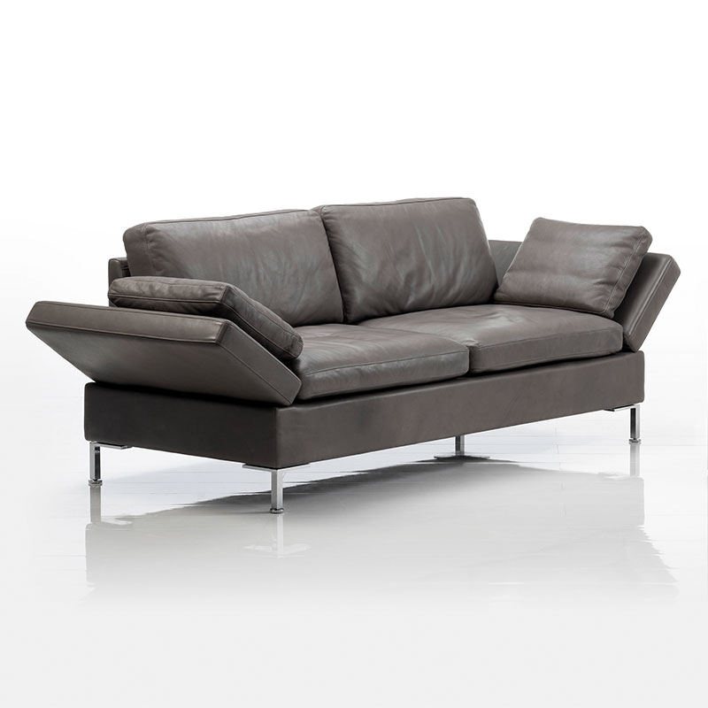 Link: brühl alba system/o Lederbezogenes Sofa. Die Armlehnen sind auf beiden Seiten halb abgesenkt.