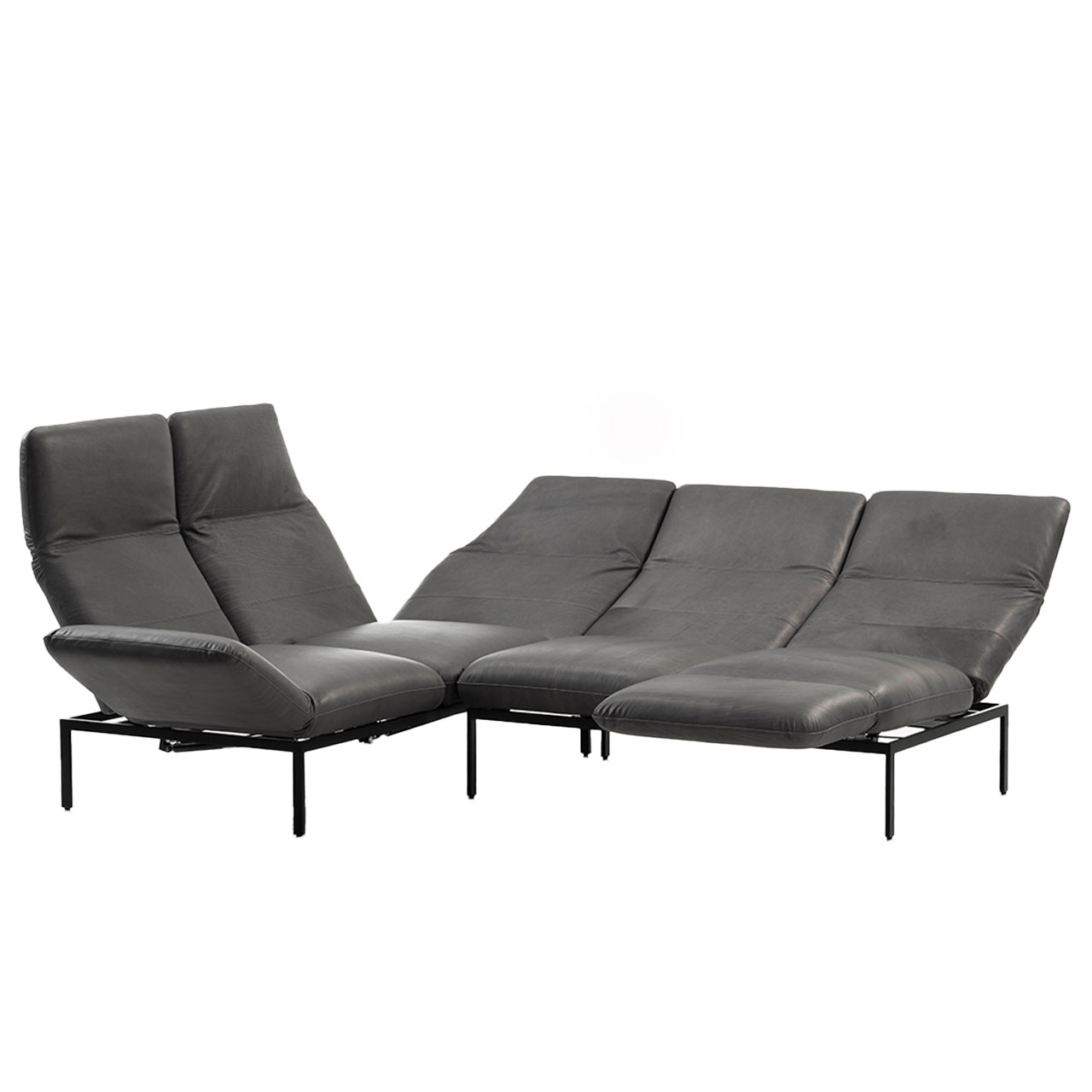 Eckgarnitur der Serie roro small classic mit Eckanbausofa rechts und Anstellsofa links in schwarzem Leder.
