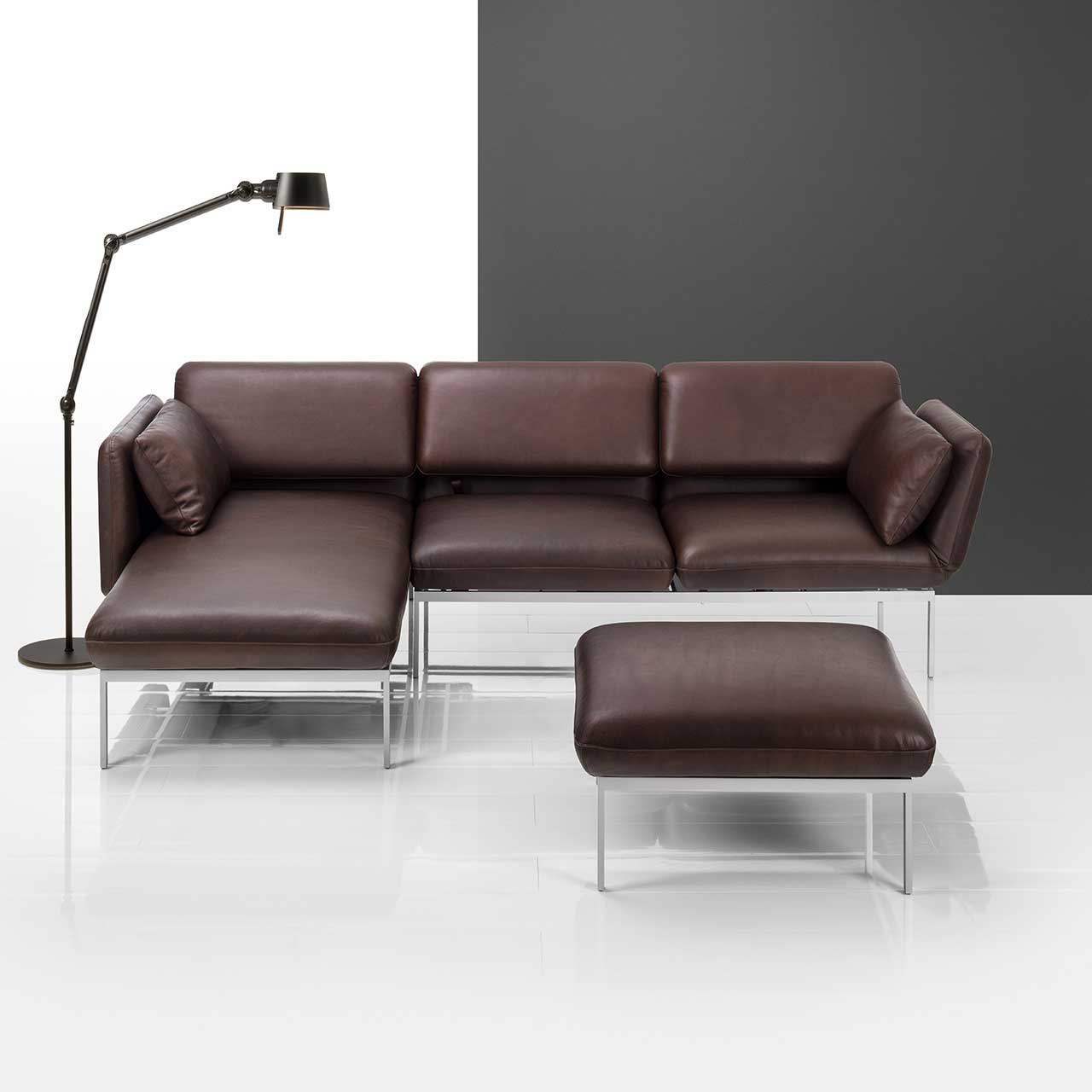 Garnitur brühl roro small classic 74276 + 74207 Eckgarnitur der Serie roro small classic mit Longchair links und Anstellsofa rechts in braunem Leder.