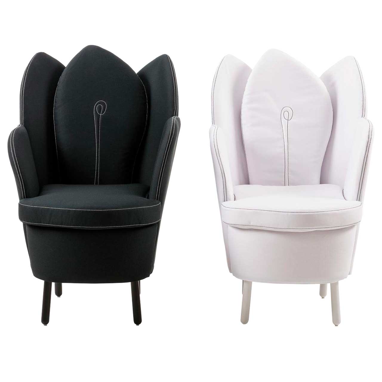 brühl morning dew - Sessel 61001 Zwei Sessel in schwarz mit schwarzen Beinen und weiß mit weißen Beinen. Die Sessel haben eine floral geformte Rückenlehne.