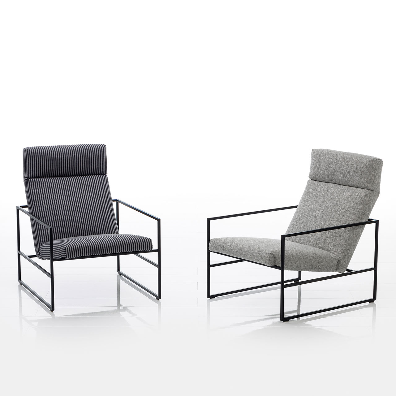 brühl grace metal 68011 Zwei tiefe Lounge-Sessel mit schwarz pulverbeschichtetem Metallrahmen. Die Sitz- und Rückenpolster des linken Stuhls sind mit dunkelgrauem, die Polster des rechten Stuhls mit beigem Stoff bespannt.