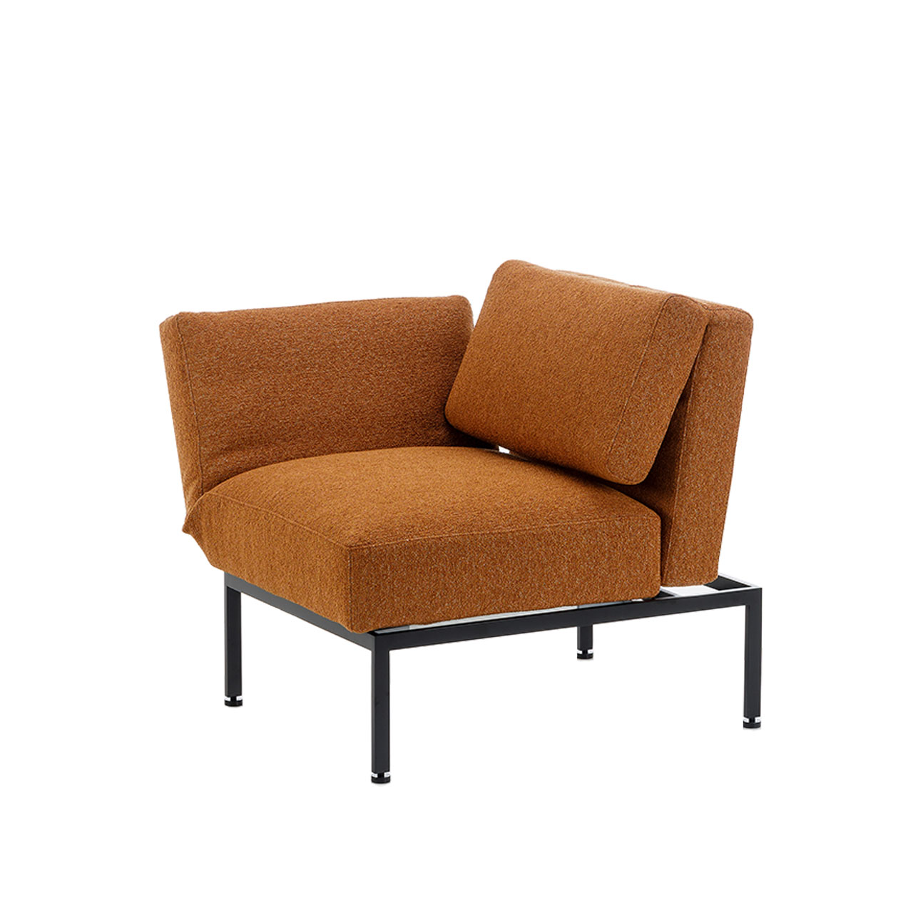 Der Multifunktionssessel der Serie roro small spring mit einer Armlehne links in orange-braunem Stoff.