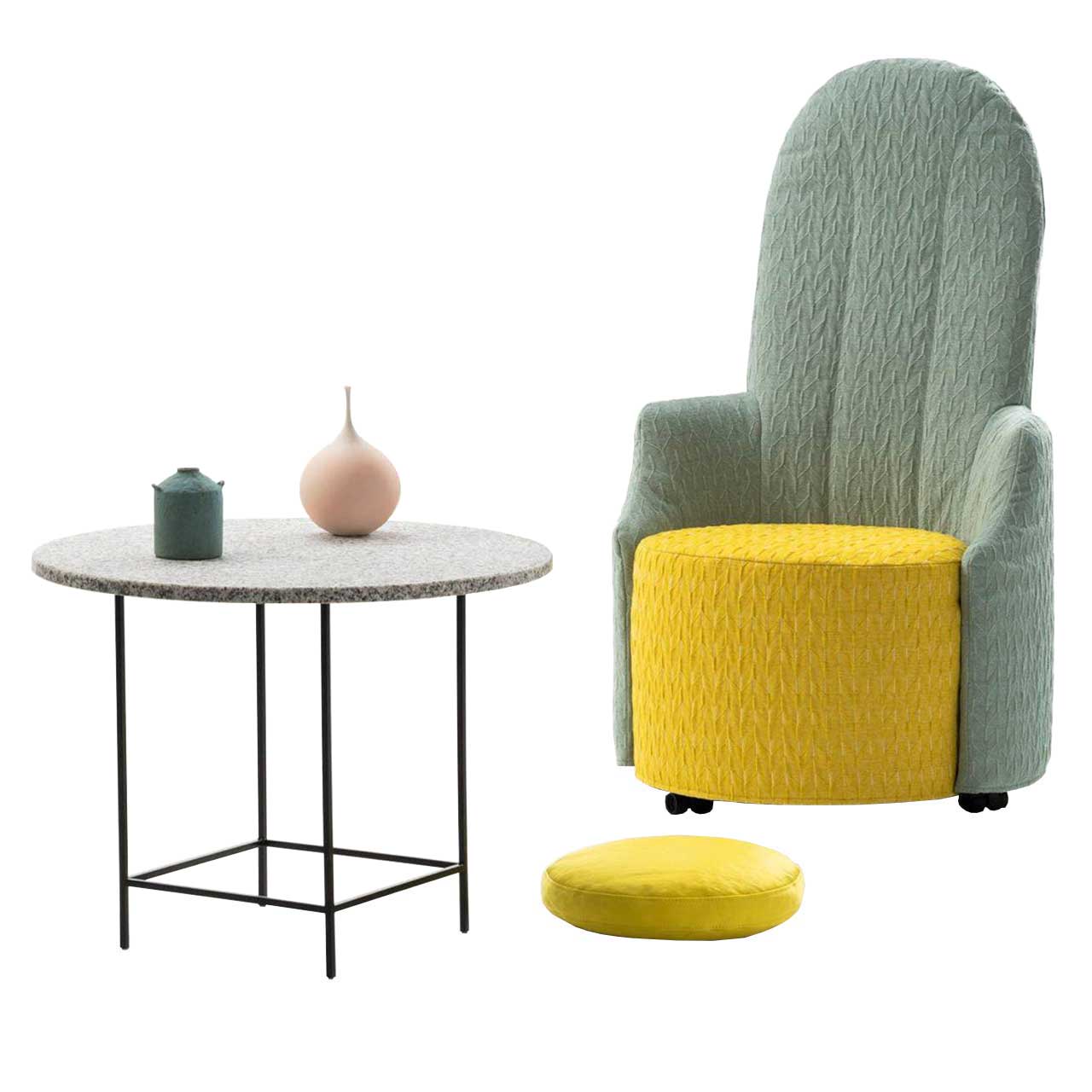 brühl Bodenkissen 10503 Ein Hochlehnsessel mit einer runden, gelben Sitzbasis. Rücken und Armlehnen sind in einem hellen moosgrün und umschließen die Sitzbasis in einem Stück. Der Sessel steht auf Kunststoffrollen.