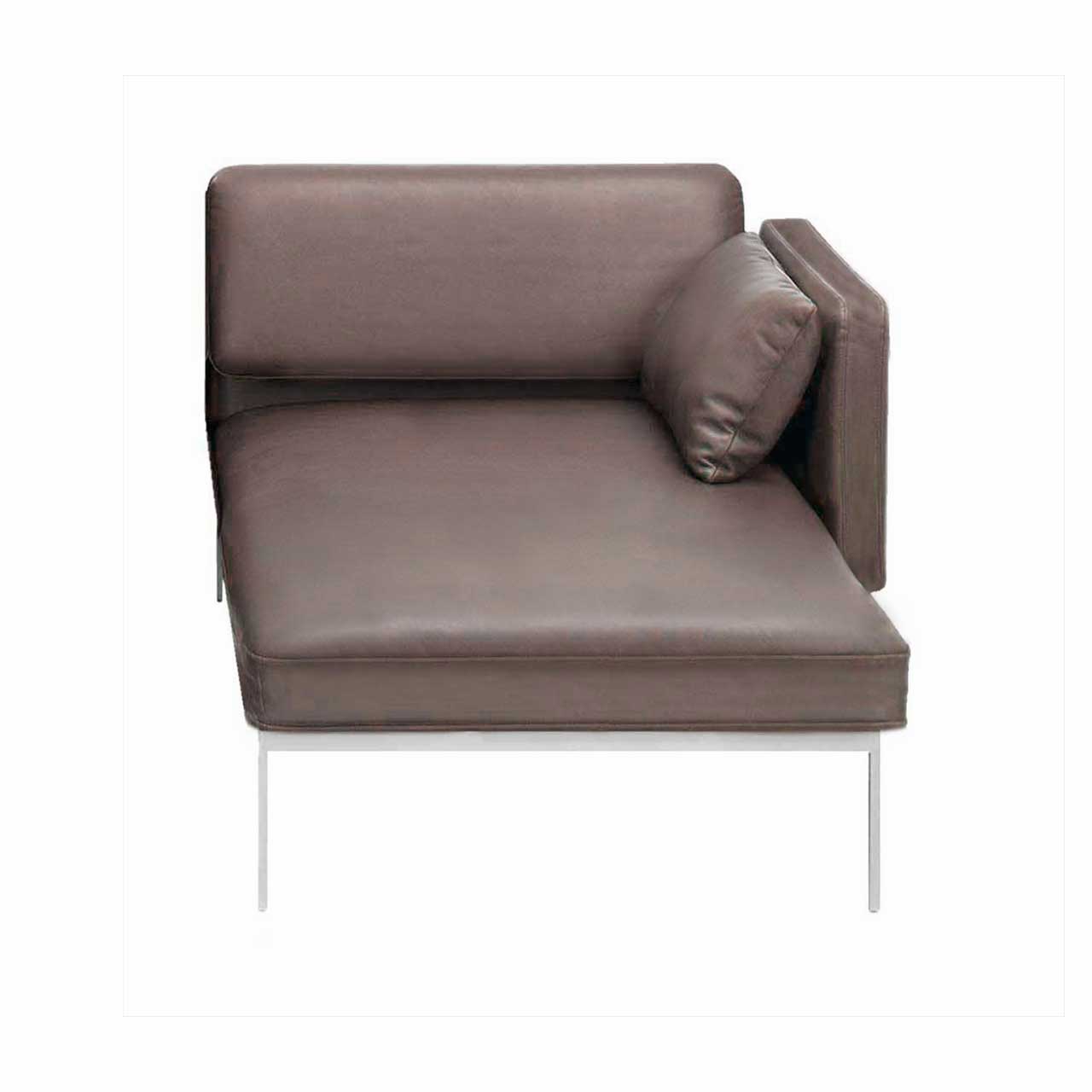 Longchair brühl roro small soft 77025 Der Longchair der Serie roro small soft mit verschiebbarer Armlehne rechts in braunem Leder.