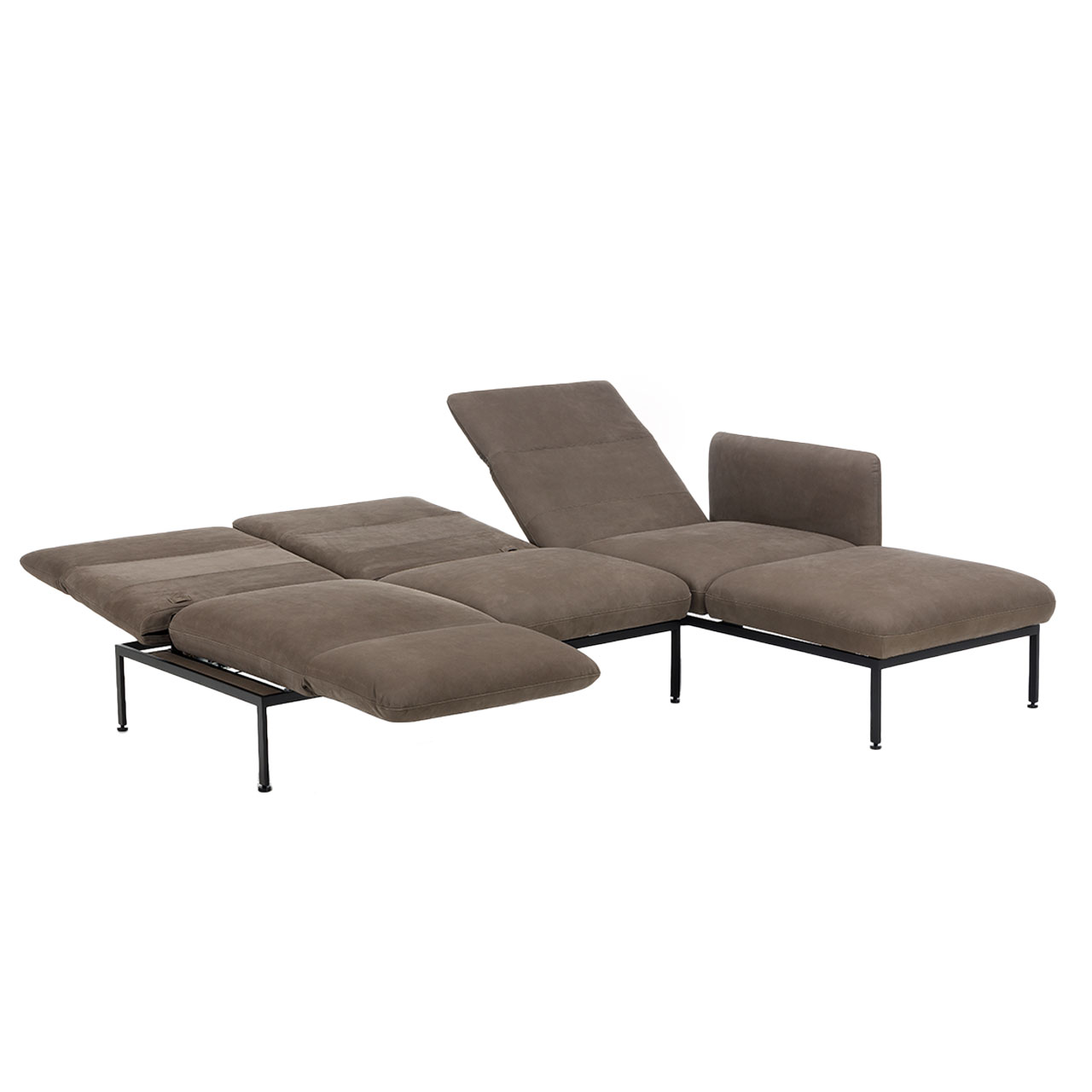 Eckgarnitur der Serie roro medium classic mit Relaxliege rechts und Anstellsofa links in braunem Leder. Die Rückenlehnen sind zur Relaxposition abgesenkt.