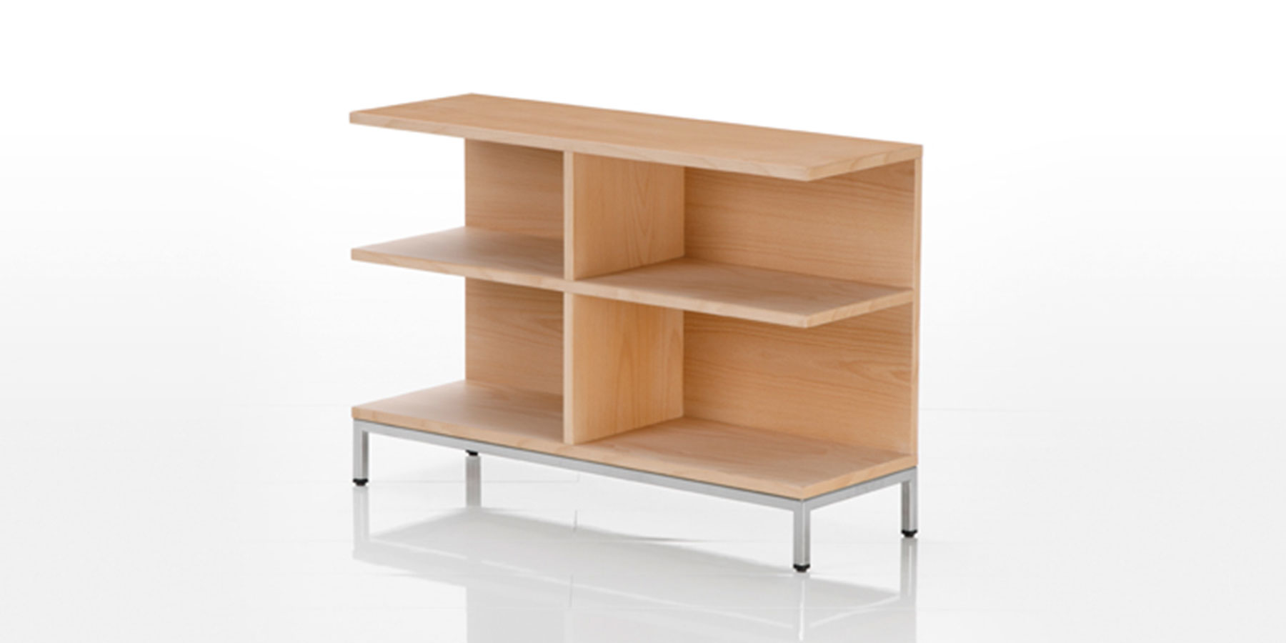 brühl Regale Ein niedriges Regal in Buchenholz mit einem Metall-Untergestell.