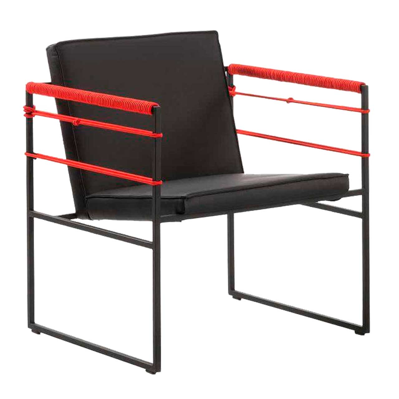 brühl grace metal 68022 Filigraner Sessel mit schwarzem Untergestell und schwarz bezogenem Polster. Die Armlehnen sind quer mit rotem Bungeeseil bespannt.