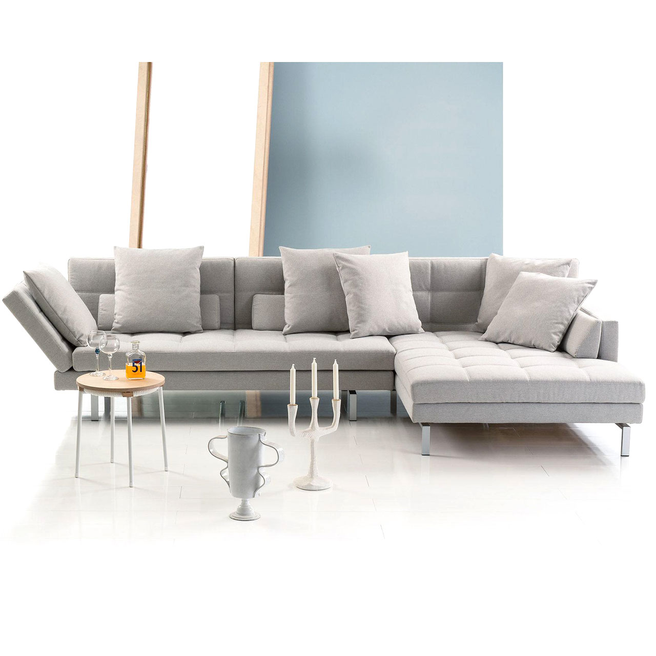 brühl amber Garnitur Ambientebild: Graue Eckgarnitur mit schmaler hohen Armlehne links und breitem Longchair rechts.