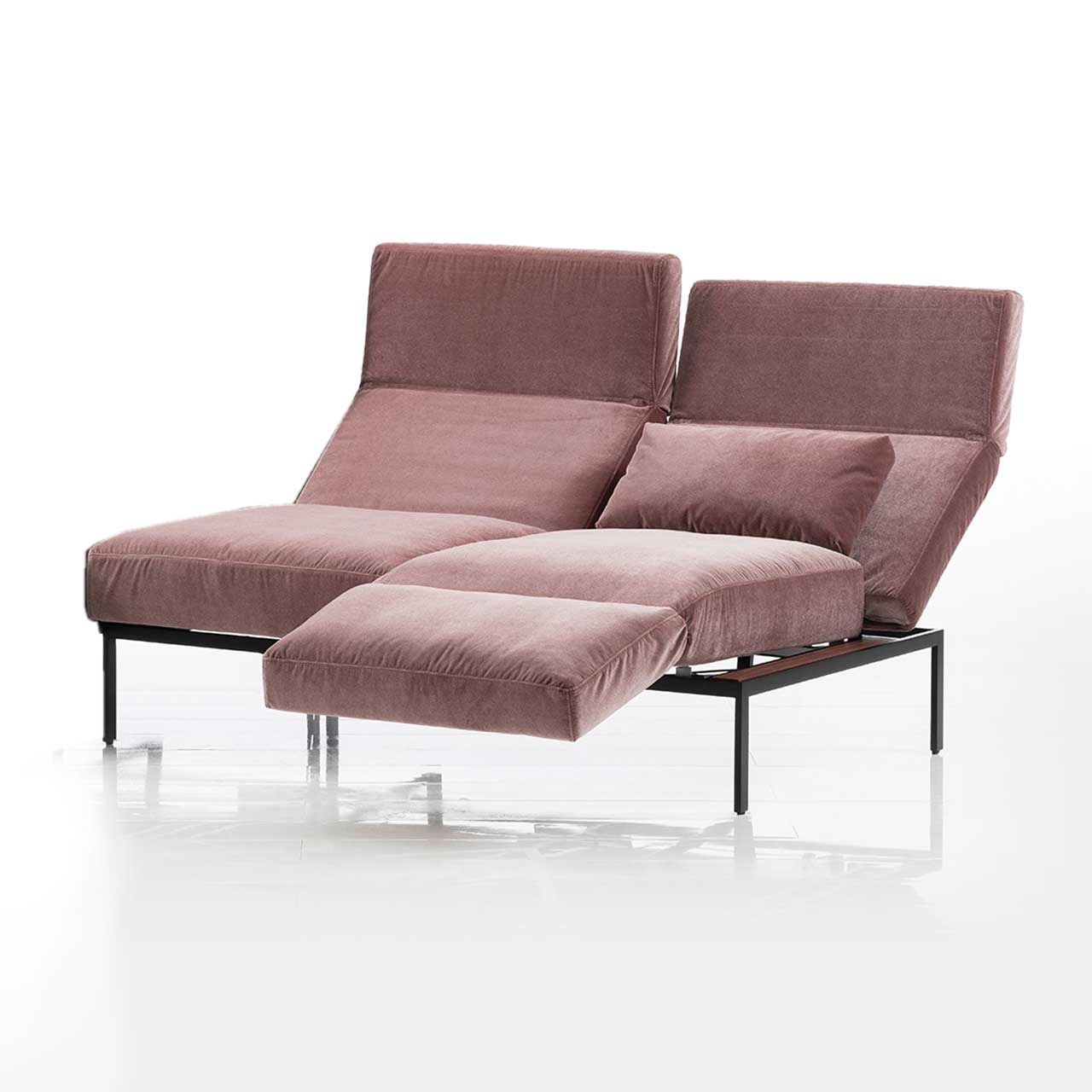 Anstellsofa brühl roro medium spring 73907 Das Anstellsofa der Serie roro medium spring mit zwei Sitzplätzen in rosefarbenem Stoff. Die Rücken sind leicht abgesenkt, die Armlehne auf der rechten Seite ist als Fußstütze vorgeschwenkt.